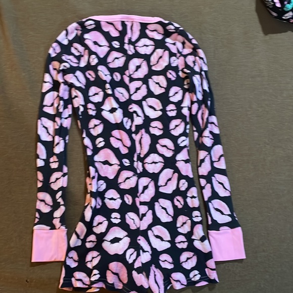 Black and pink kissy lips romper pajamas - Picture 3 of 4